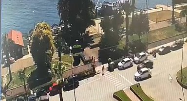 Geri giden araca bakan sürücü hafif ticari aracıyla önündeki otomobile çarptı; kaza kamerada