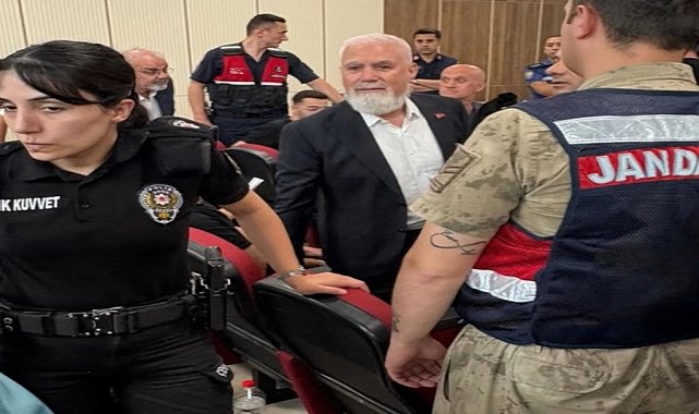 Görevinden uzaklaştırılan Büyükşehir Belediye Başkanı Bozbey'in yargılanmasında 16 kişiye tahliye