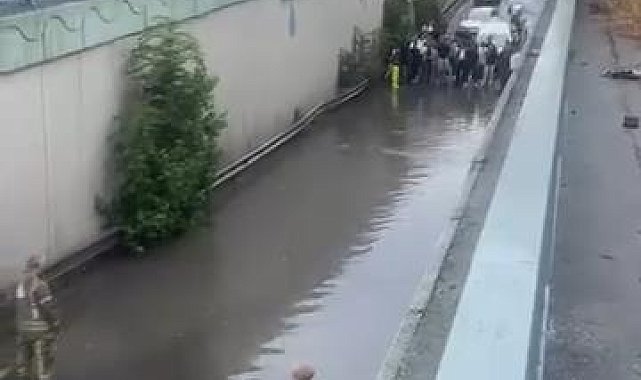 Güngören'de alt geçidi su bastı, araç kuyruğu oluştu