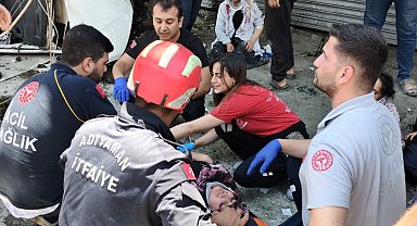 Hafif ticari araç, elektrik direğine çarptı: 9 yaralı