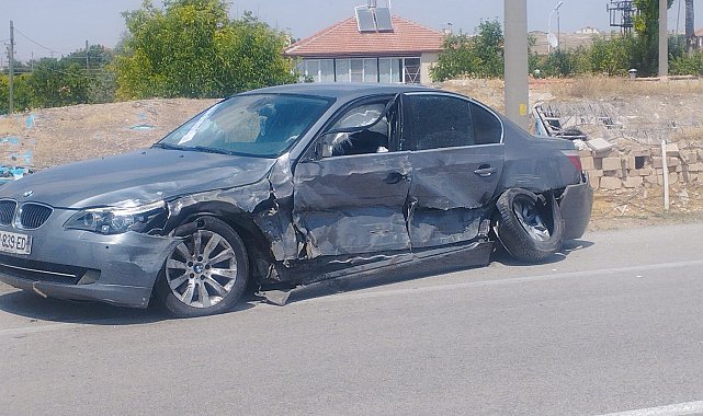Hafif ticari araç ile otomobil çarpıştı: 6 yaralı