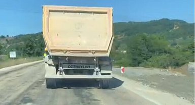 Hafriyat kamyonundan fırlayan taşın otomobilin camını kırdığı anlar kamerada