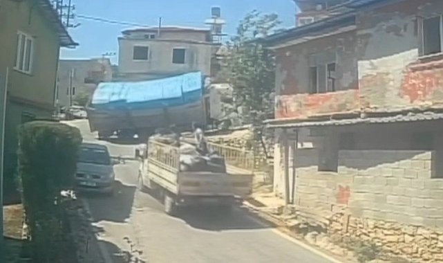 Hatay'da inşaat malzemesi yüklü kamyonun devrilme anı kamerada