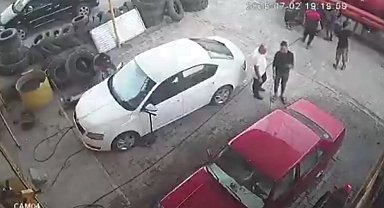 Hava basılırken itfaiye aracının lastiği patladı; 1 yaralı