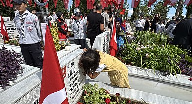 Hiç görmediği şehit dayısının mezar taşındaki fotoğrafını öptü