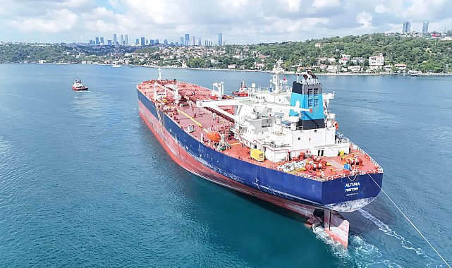 İDA saldırısında hasar alan petrol tankeri, 4 ay sonra İstanbul Boğazı'ndan geçti