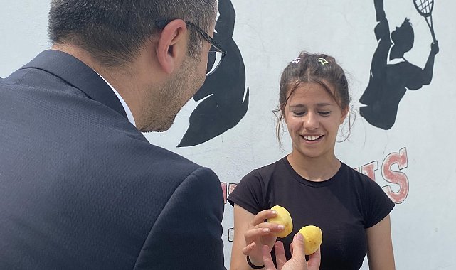 Iğdır kayısı, tenis turnuvasında sporculara ikram edildi