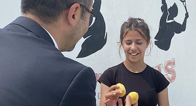 Iğdır kayısı, tenis turnuvasında sporculara ikram edildi
