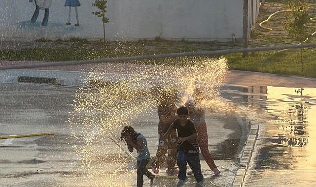 Iğdır'da çocuklar hortumdan akan suyla oynayıp serinledi