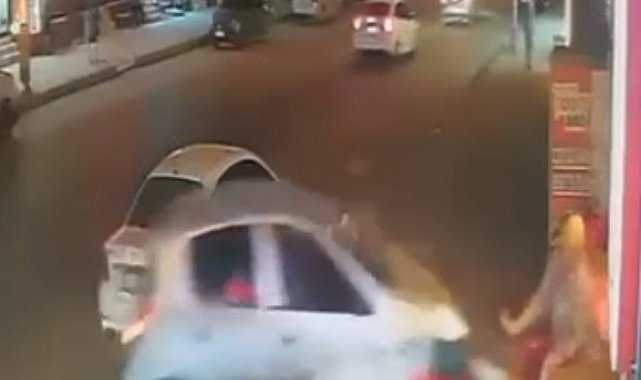 İş yerinin duvarına çarpan otomobilin altında kalmaktan kıl payı kurtuldu