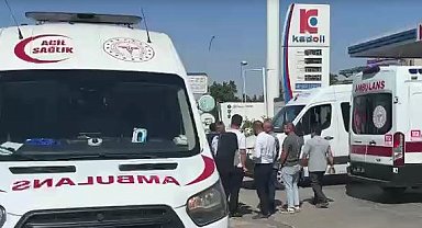 İşçi servis minibüsü, kamyona arkadan çarptı: 11 yaralı