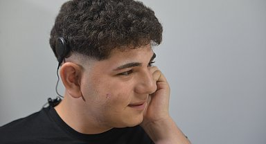İşitme kaybı yaşayan liseli Muhammet'in biyonik kulakla duyma sevinci
