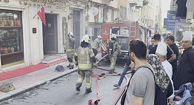 İstiklal Caddesi'nde alışveriş merkezindeki lokantada çıkan yangın söndürüldü Ek görüntüyle geniş haber