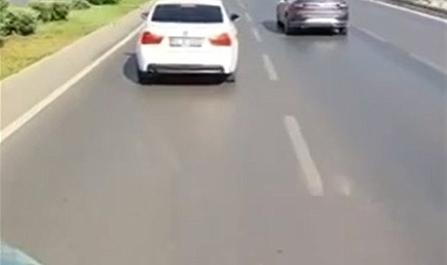İtfaiyeye yol vermeyen sürücüye ceza uygulandı, otomobili trafikten menedildi
