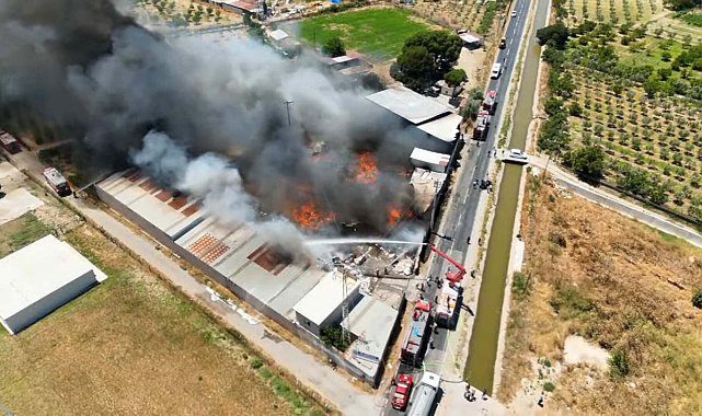 İzmir'de geri dönüşüm fabrikasında yangın