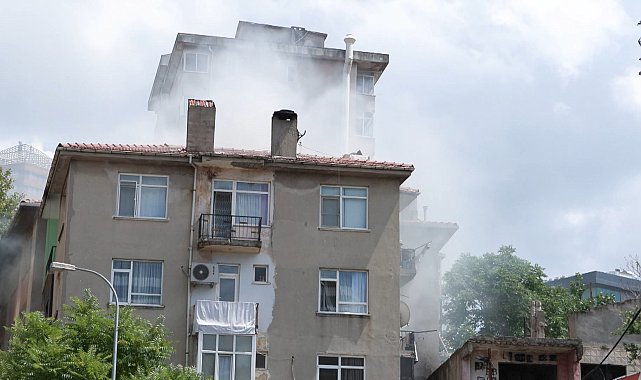 Kadıköy'de 4 katlı binanın apartman boşluğunda çıkan yangın söndürüldü