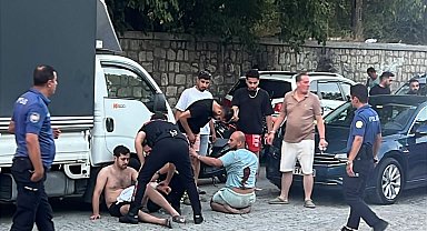 Kağıthane'de trafikte yol verme kavgasında 4 kişiyi bıçakladı; polis havaya ateş açtı