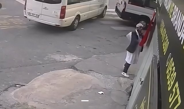 Kağıthane'de Türk bayrağını sökerek yere atan şüpheli yakalandı: Arada sırada kendimi kaybediyorum