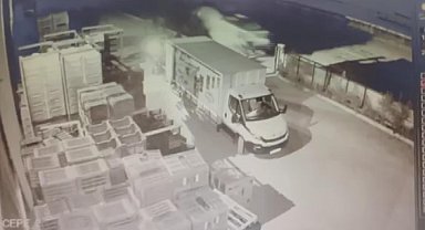 Kamyonetin traktöre ve bir tesisin duvarına çarptığı kaza kamerada: 1 ölü, 3 yaralı