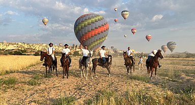 Kapadokya'da balonlar eşliğinde vadide at turu