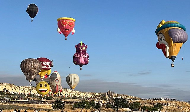 Kapadokya'da figürlü balonlar, gökyüzünü renklendirdi