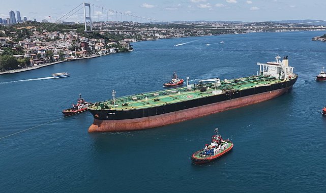 Karadeniz'de dron saldırısına uğrayan 'JAMES II' isimli gemi İstanbul Boğazı'ndan geçti Havadan görüntüyle