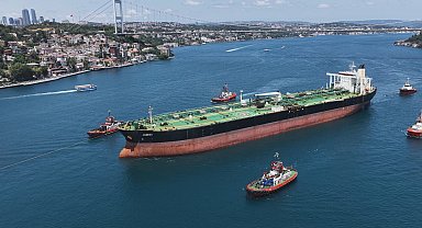 Karadeniz'de dron saldırısına uğrayan 'JAMES II' isimli gemi İstanbul Boğazı'ndan geçti Havadan görüntüyle