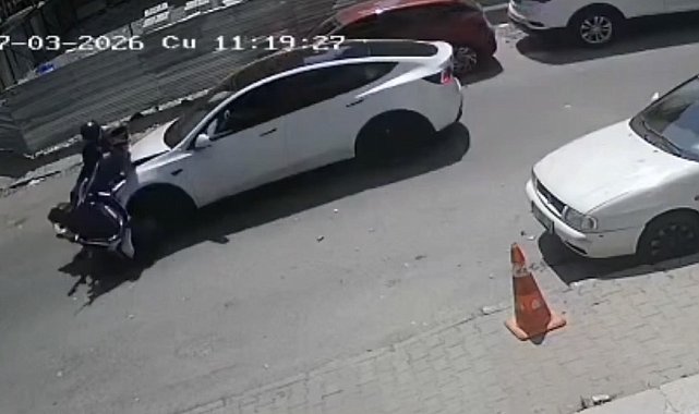Kartal'da motosiklet ile otomobilin kafa kafaya çarpıştığı kaza kamerada; 2 yaralı