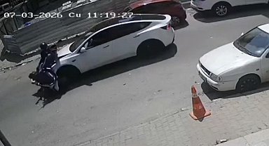 Kartal'da motosiklet ile otomobilin kafa kafaya çarpıştığı kaza kamerada; 2 yaralı