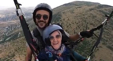 Kayseri'de 77 yaşındaki gurbetçi, yamaç paraşütü yaptı