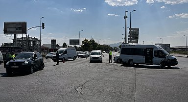 Kayseri'de yolcu minibüsü ile otomobil çarpıştı: 8 yaralı