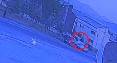 Kaza sonrası kaçmaya çalışan sürücünün minibüsle yayalara çarptığı anlar kamerada