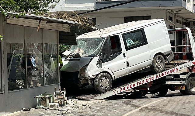 Kazaya karışan minibüs, kıraathanede oturanlara çarptı: 1 ölü, 3 yaralı