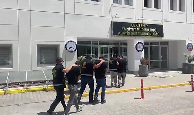 Kendilerini polis olarak tanıtıp dolandırıcılık yapan 2 şüpheli tutuklandı