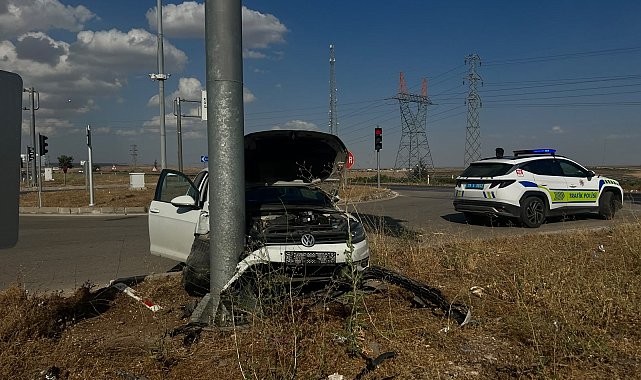 Kilis'te kontrolden çıkan otomobil yön tabelasına çarptı: 2 yaralı
