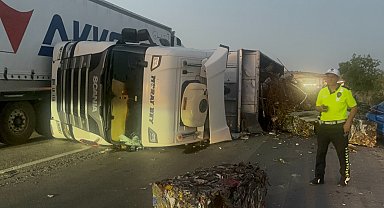 Kırıkkale'de devrilen hurda yüklü TIR'ın şoförü yaralandı