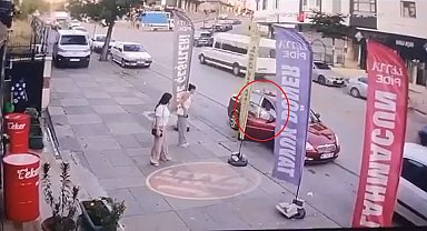 Kızlara laf atanları uyardı, tekme tokat dövüldü