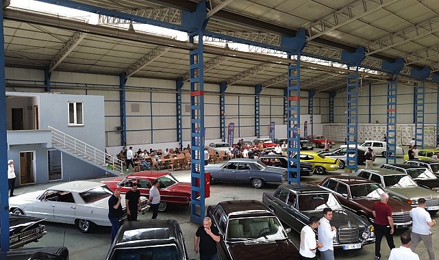 Klasik otomobiller fabrika hangarında sergilendi