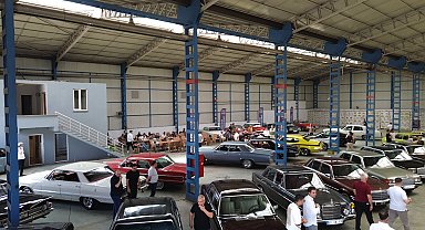 Klasik otomobiller fabrika hangarında sergilendi