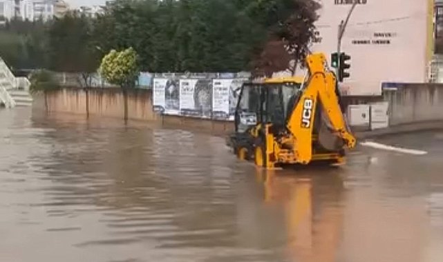 Kocaeli'de sağanak etkili oldu; cadde ve sokaklar göle döndü