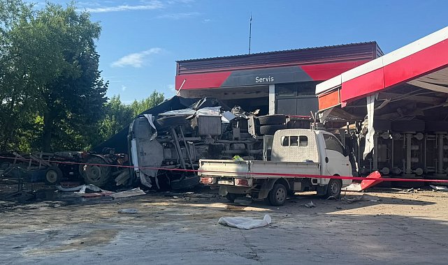 Kömür yüklü TIR, akaryakıt istasyonuna girdi: 1 ölü, 2 yaralı