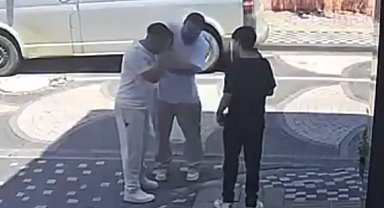 Kuaför, çırağını darbetti; o anlar kamerada