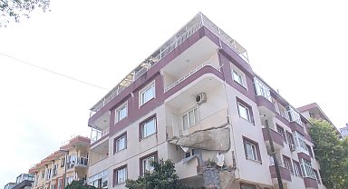 Küçükçekmece'de 5 katlı binada dairenin balkonu çöktü: Deprem oluyor zannedildi