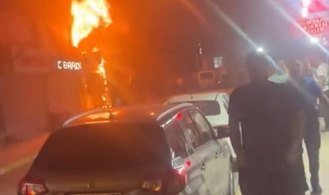 Küçükçekmece'de 5 katlı iş hanında çıkan yangın söndürüldü
