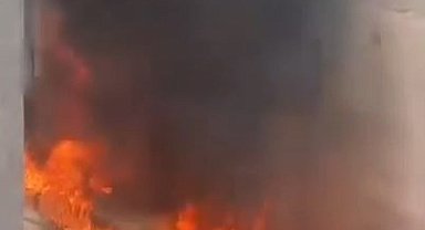 Küçükçekmece'de inşaat malzemelerinde çıkan yangın kamyonete sıçradı