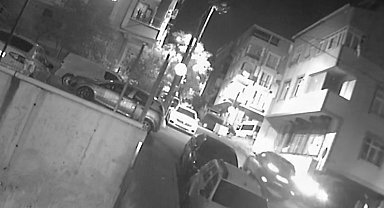 Küçükçekmece'de seyir halindeki otomobilden rastgele ateş açan 3 şüpheli tutuklandı