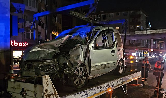 Küçükçekmece'de sürücüsünün makas attığı hafif ticari araç, 2 otomobile çarptı: 2 yaralı