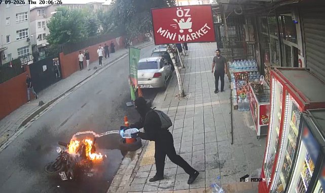 Küçükçekmece'de yanan motosiklete marketin önündeki su bidonlarıyla müdahale kamerada
