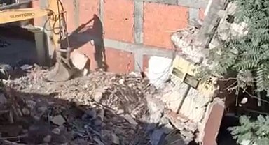 Küçükçekmece'de yıkım sırasında devrilen parçanın yandaki binaya zarar verdiği anlar kamerada