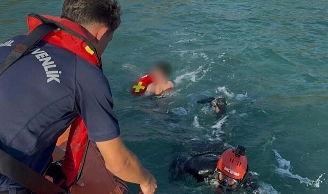 Kürek sörfü yaparken denizde sürüklenen 2 kişi kurtarıldı